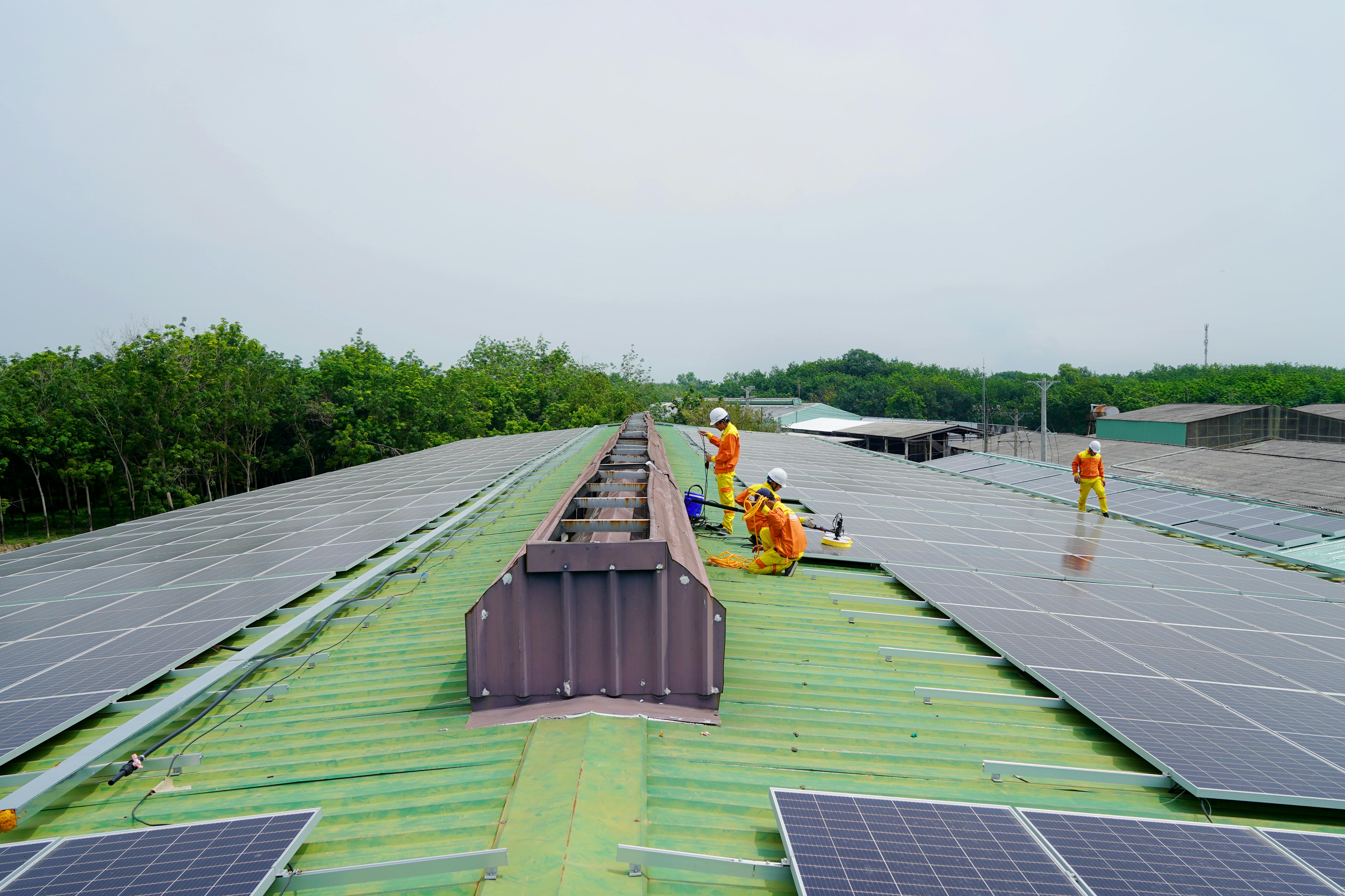 Commercial solar installation maintenance